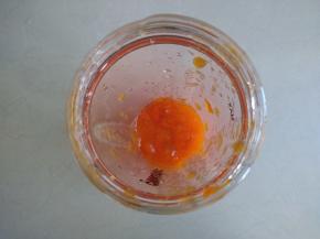 柿子去皮，将果肉放进搅拌机里，搅打成果泥，不需要加水哟。没有搅拌机的就直接用汤匙弄吧，只是没有那么细腻