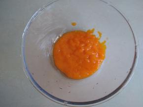 将70克搅打好的柿子果泥倒入和面盆里