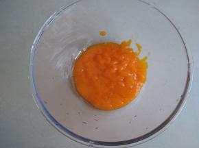 将70克搅打好的柿子果泥倒入和面盆里