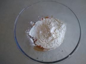 倒入面粉，不同柿子的含水量不同，所以面粉量要根据实际情况增减