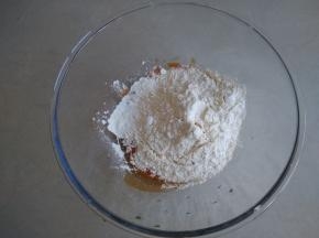 倒入面粉，不同柿子的含水量不同，所以面粉量要根据实际情况增减