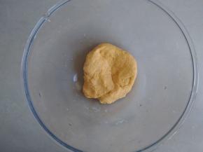 和成柔软的面团，盖上保鲜膜饧30分钟