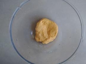 和成柔软的面团，盖上保鲜膜饧30分钟