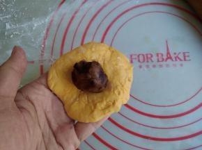 由于面团有点粘，所以需要在案板上撒点面粉，将面团分成5份，擀成圆形，放上馅料。其实不放馅料也很好吃的，随你喜欢吧