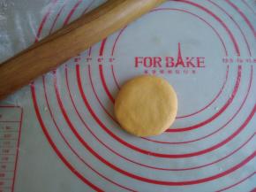 然后压扁，可以用擀面棍擀一下，厚约1CM