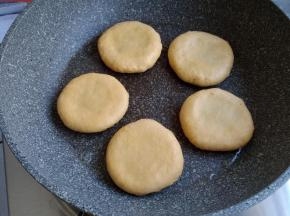 法焙客平底不粘锅里加入油，烧热后转小火，放入柿子饼，小火慢煎