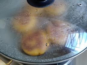 一面煎好后，翻面再煎一面，多翻面两次吧，上色会更均匀。中途可以盖上锅盖，更快熟，大概煎了5、6分钟时间，不同锅具不同火力煎的时间不同