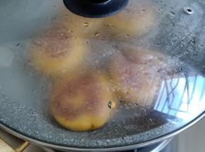 一面煎好后，翻面再煎一面，多翻面两次吧，上色会更均匀。中途可以盖上锅盖，更快熟，大概煎了5、6分钟时间，不同锅具不同火力煎的时间不同