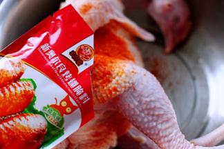 冲洗干净后的鸡沥干水分后，倒入生抽和料酒，再撒上奥尔良腌料后用牙签在鸡身上扎几下以便更好的入味。