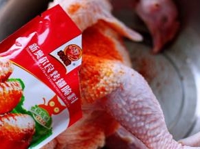 冲洗干净后的鸡沥干水分后，倒入生抽和料酒，再撒上奥尔良腌料后用牙签在鸡身上扎几下以便更好的入味。