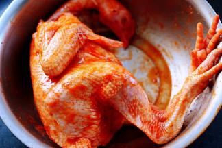 用手把所有的调料搅拌均匀后，给鸡全身做个按摩，记住调料也要撒到鸡的肚子里面，这样可以更好的入味呀。