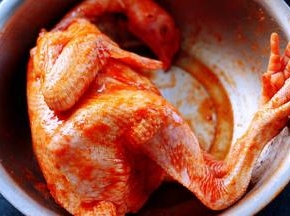 用手把所有的调料搅拌均匀后，给鸡全身做个按摩，记住调料也要撒到鸡的肚子里面，这样可以更好的入味呀。