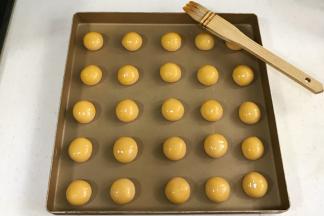 然后在表面刷上少许蛋黄液。