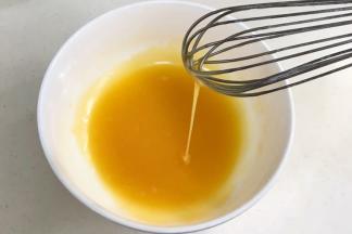 加盐继续搅拌均匀。