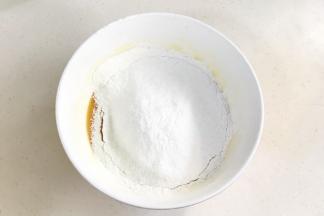 筛入低筋面粉、泡打粉和苏打粉。