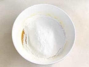 筛入低筋面粉、泡打粉和苏打粉。