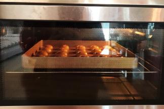 入预热好的烤箱中层，上下火175度约15分钟，待饼干上色即可。