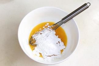 接着加入糖粉，搅拌至糖粉融化。