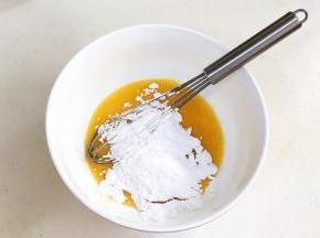 接着加入糖粉，搅拌至糖粉融化。