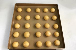 把拌好的面团均分成25个小剂子，双手搓圆。