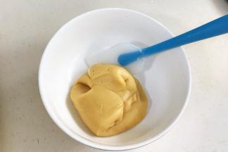 用刮刀拌匀，直至无干粉状态。