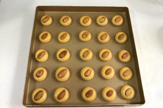 在表面依次按上一个杏仁。