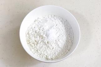 往低筋面粉中加入泡打粉和苏打粉，混合均匀。