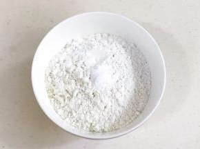 往低筋面粉中加入泡打粉和苏打粉，混合均匀。