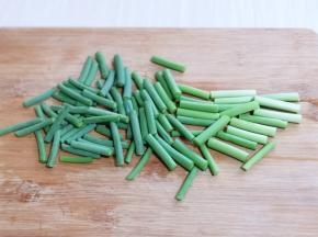 将蒜薹去头，切段！