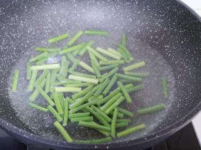 将蒜薹焯水，锅中加入水大火烧开，下蒜薹段，大火煮2分钟捞出！