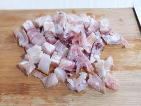 将牛蹄筋切小块！