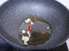 起油锅，加入香料炒香！