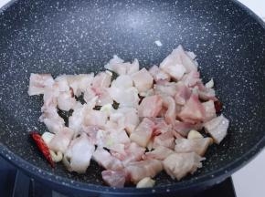 再加入牛蹄筋煸炒！