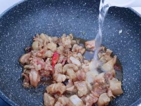 再加入水！没过牛蹄筋即可！大火烧开，转小火10分钟！