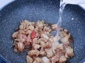 再加入水！没过牛蹄筋即可！大火烧开，转小火10分钟！