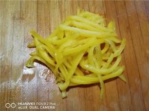 将彩椒洗净后切丝备用。