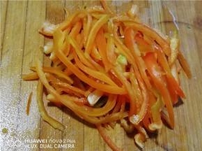 将彩椒洗净后切丝备用。