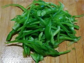 将彩椒洗净后切丝备用。