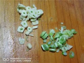 葱蒜切碎备用。