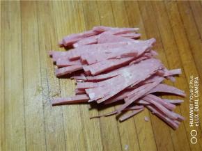 火腿切丝备用。