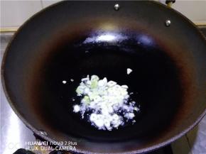 炒锅放适量油，将葱蒜放入爆香。