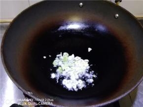 炒锅放适量油，将葱蒜放入爆香。
