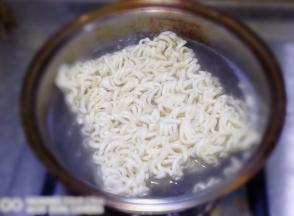 将面饼放入滚水中。