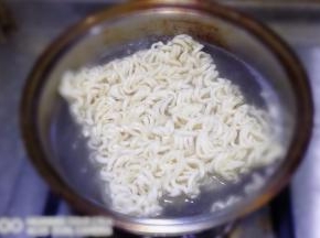 将面饼放入滚水中。