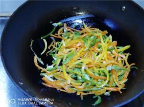 将彩椒放入翻炒。