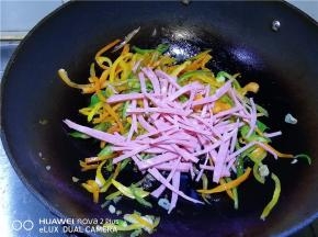 将火腿丝放入。
