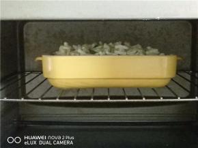 放入预热180度烤箱，烤制5-8分钟。