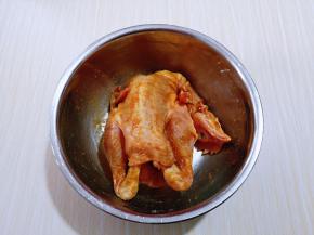 戴上食品手套，轻轻按摩鸡身体部位，使腌料完全被鸡吸收，如图！