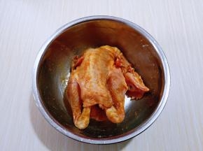 戴上食品手套，轻轻按摩鸡身体部位，使腌料完全被鸡吸收，如图！