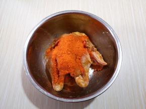 再加入烤肉料，（烤肉料可以适当多一些，我家有小朋友一起吃，所以没有放太多）